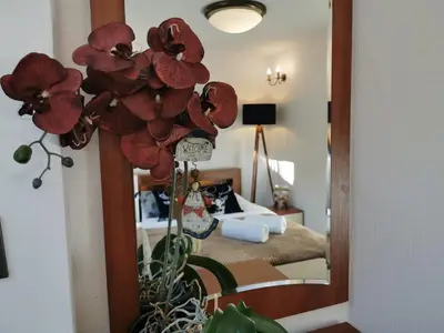 Łóżko lub łóżka w pokoju w obiekcie Kryształowy Apartament z pięknym ogrodem w centrum uzdrowiska