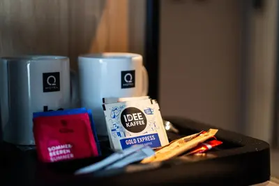 Zestaw do parzenia kawy i herbaty w obiekcie Q Hotel Plus Wrocław