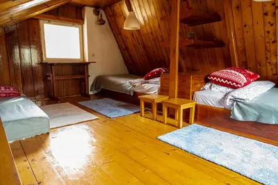 Łóżko lub łóżka w pokoju w obiekcie Ostoya Sulistrowiczki