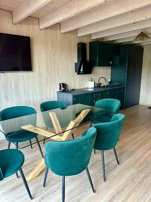 Kuchnia lub aneks kuchenny w obiekcie SuliCamp Kompleks Wypoczynkowy