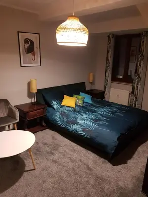 Łóżko lub łóżka w pokoju w obiekcie 3 Wygodny pokój w sercu Wrocławia