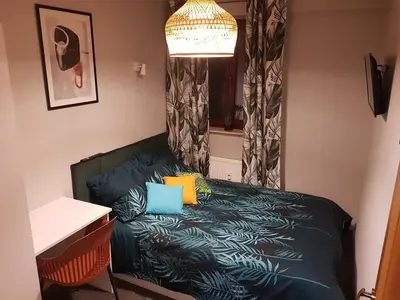 Łóżko lub łóżka w pokoju w obiekcie 3 Wygodny pokój w sercu Wrocławia