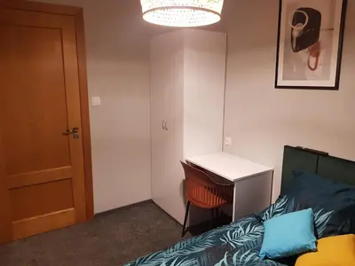 Łóżko lub łóżka w pokoju w obiekcie 3 Wygodny pokój w sercu Wrocławia