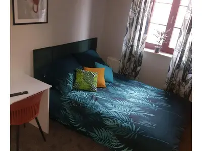 Łóżko lub łóżka w pokoju w obiekcie 3 Wygodny pokój w sercu Wrocławia