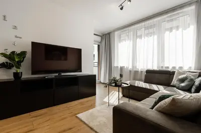 Telewizja i/lub zestaw kina domowego w obiekcie Apartament Near Sky Tower Free Parking for 2 cars