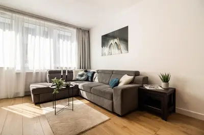 Część wypoczynkowa w obiekcie Apartament Near Sky Tower Free Parking for 2 cars