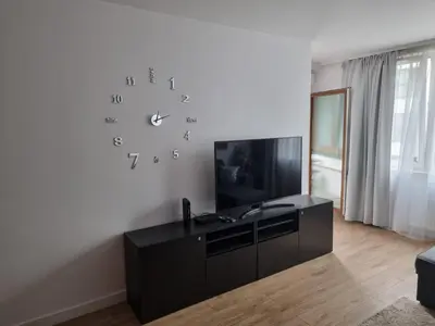 Telewizja i/lub zestaw kina domowego w obiekcie Apartament Near Sky Tower