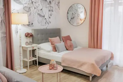 Łóżko lub łóżka w pokoju w obiekcie APARTEMENTY ''WERANDA'' z ogrodem w centrum