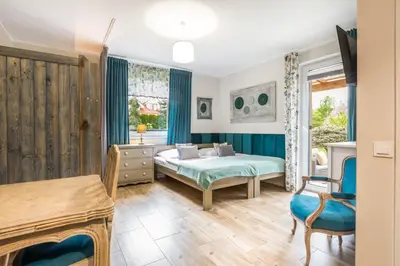 Łóżko lub łóżka w pokoju w obiekcie APARTEMENTY ''WERANDA'' z ogrodem w centrum