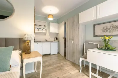 Kuchnia lub aneks kuchenny w obiekcie APARTEMENTY ''WERANDA'' z ogrodem w centrum
