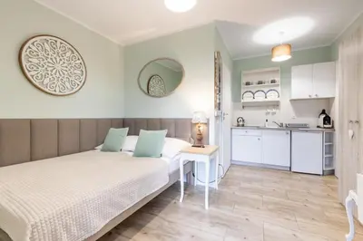 Kuchnia lub aneks kuchenny w obiekcie APARTEMENTY ''WERANDA'' z ogrodem w centrum