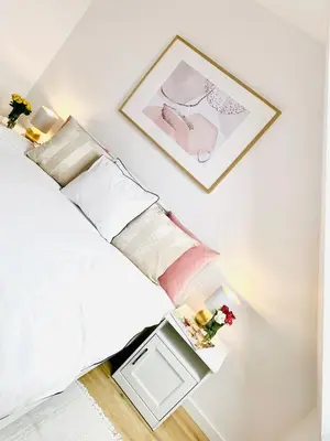 Łóżko lub łóżka w pokoju w obiekcie DWUPIĘTROWY apartament Z DWOMA sypialniami ,SALONEM i darmowym PARKINGIEM w centrum miasta Pod Złotym Lwem V