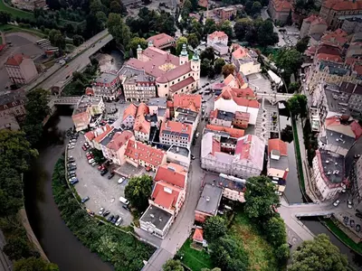Widok z lotu ptaka na obiekt DWUPIĘTROWY apartament Z DWOMA sypialniami ,SALONEM i darmowym PARKINGIEM w centrum miasta Pod Złotym Lwem V
