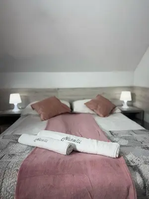 Łóżko lub łóżka w pokoju w obiekcie Natalii