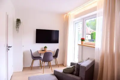 Telewizja i/lub zestaw kina domowego w obiekcie Apartamenty Turystyczna 25 blisko centrum, z dodatkowym bezpłatnym parkingiem w centrum miasta