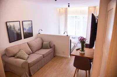Telewizja i/lub zestaw kina domowego w obiekcie Apartamenty Turystyczna 25 blisko centrum, z dodatkowym bezpłatnym parkingiem w centrum miasta