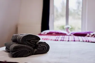 Łóżko lub łóżka w pokoju w obiekcie Domki Nad Stawami Apartament