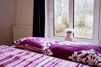 Łóżko lub łóżka w pokoju w obiekcie Domki Nad Stawami Apartament