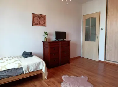 Telewizja i/lub zestaw kina domowego w obiekcie Przytulny pokój blisko autostrady S3 i 6 min od Rynku
