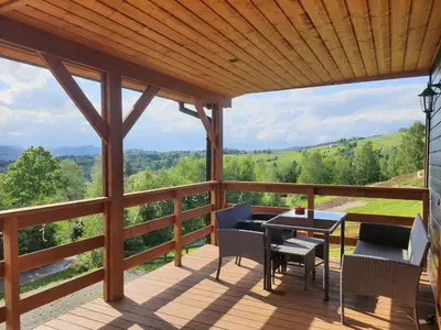Balkon lub taras w obiekcie Osada Sierpnica - Uroczy dom z kominkiem i balią w Górach Sowich