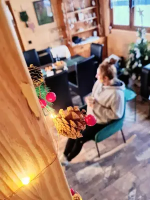 Część wypoczynkowa w obiekcie Osada Sierpnica - Uroczy dom z kominkiem i balią w Górach Sowich