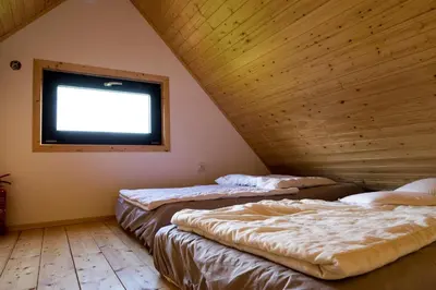 Łóżko lub łóżka w pokoju w obiekcie Domki na Krzywej Łące