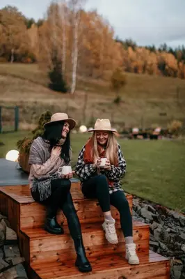 Goście zatrzymujący się w obiekcie Hill & Chill Kudowa Zdrój - nowoczesne stodoły ze strefą SPA, balia, sauna