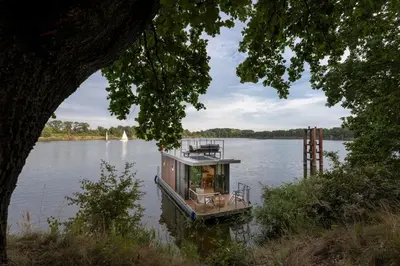 Widok na rzekę nieopodal tej łodzi