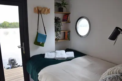 Łóżko lub łóżka w pokoju w obiekcie Lemuria Houseboat - pływający domek na wodzie