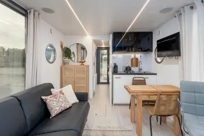 Telewizja i/lub zestaw kina domowego w obiekcie Lemuria Houseboat - pływający domek na wodzie