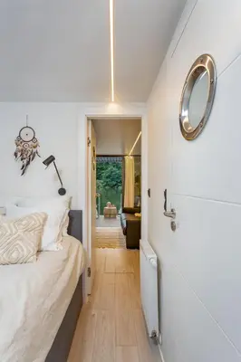 Łóżko lub łóżka w pokoju w obiekcie Lemuria Houseboat - pływający domek na wodzie