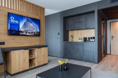 Telewizja i/lub zestaw kina domowego w obiekcie Q Hotel Plus Wrocław Bielany