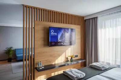 Telewizja i/lub zestaw kina domowego w obiekcie Q Hotel Plus Wrocław Bielany