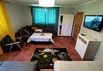 Telewizja i/lub zestaw kina domowego w obiekcie Domek w górach
