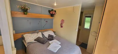 Łóżko lub łóżka w pokoju w obiekcie Altana całoroczna Vira numer 7 Herbergerówka Agroturystyka na wsi