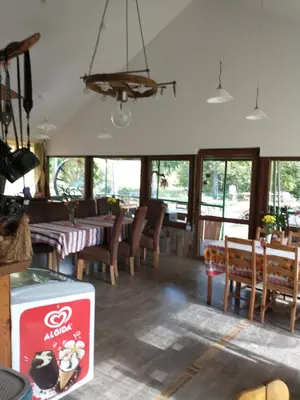 Restauracja lub miejsce do jedzenia w obiekcie Altana całoroczna Vira numer 7 Herbergerówka Agroturystyka na wsi
