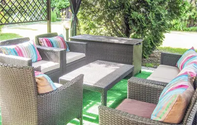Część wypoczynkowa w obiekcie Nice Home In Szczedrzyk With Sauna