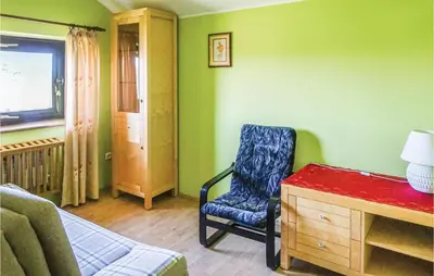 Część wypoczynkowa w obiekcie Nice Home In Szczedrzyk With Sauna