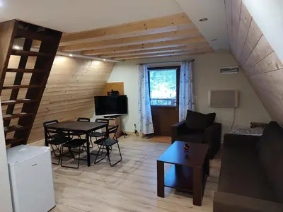 Telewizja i/lub zestaw kina domowego w obiekcie Domek całoroczny nad zalewem u podnóża Gór Stołowych