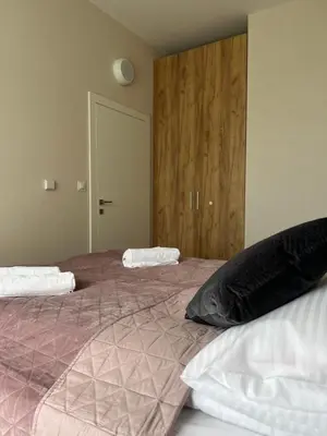 Łóżko lub łóżka w pokoju w obiekcie Aparthotel Apartamenty Czarna Góra 320