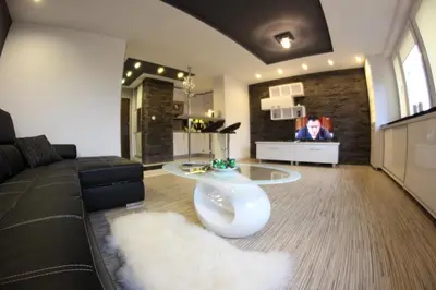 Telewizja i/lub zestaw kina domowego w obiekcie Black & White Komfortowe Apartamenty 2 km od Centrum