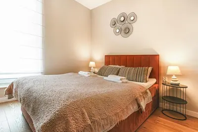 Łóżko lub łóżka w pokoju w obiekcie Komfortowy apartament z balkonem i parkingiem
