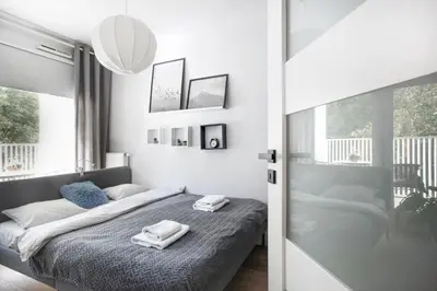 Łóżko lub łóżka w pokoju w obiekcie Komfortowy apartament z balkonem i parkingiem