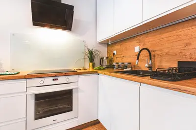 Kuchnia lub aneks kuchenny w obiekcie Komfortowy apartament z balkonem i parkingiem
