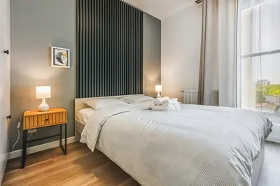 Łóżko lub łóżka w pokoju w obiekcie Komfortowy apartament z balkonem i parkingiem