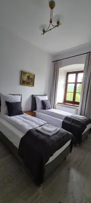 Łóżko lub łóżka w pokoju w obiekcie SUKIENNICE MIĘDZYLESIE