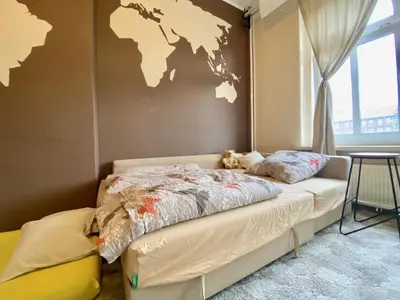 Łóżko lub łóżka w pokoju w obiekcie Apartament w centrum Wrocławia w kamienicy