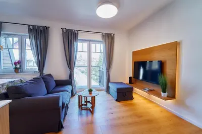Telewizja i/lub zestaw kina domowego w obiekcie Marel-Apartment dwupoziomowy 24 Willa Leśna Polanica Zdrój