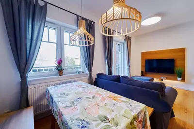 Łóżko lub łóżka w pokoju w obiekcie Marel-Apartment dwupoziomowy 24 Willa Leśna Polanica Zdrój