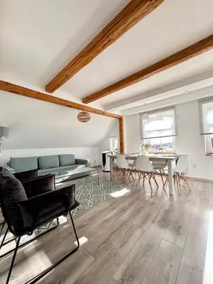 Część wypoczynkowa w obiekcie Klimatyczny apartament nr 8 z widokiem na góry Sowie